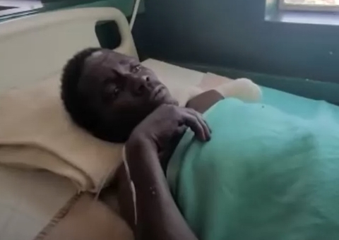 Homem se joga na água para fugir de elefante e é atacado por crocodilo