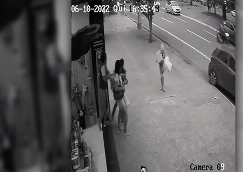 Vídeo: Idosa é arrastada por vendaval