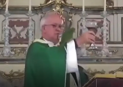 Pássaro invade igreja e tenta tomar vinho no cálice; veja vídeo