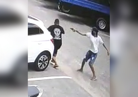Homem é executado com tiros na cabeça na frente de banco no Amazonas; vídeo