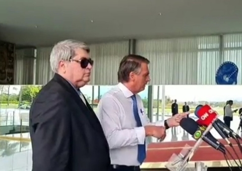 Datena vira piada ao aparecer ao lado de Bolsonaro em coletiva: ‘bico de segurança'