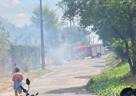 Vídeo: Incêndio gera nuvem de fumaça e assusta moradores em Manaus