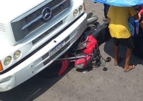 Motocicleta vai parar embaixo de caminhão e deixa dois feridos em acidente em Manaus