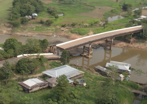 Após segunda ponte desabar na BR-319, balsa ajudará na travessia no rio no Amazonas
