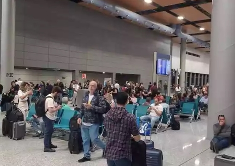 Direitos de passageiros em aeroportos incluem alimentação e hospedagem; saiba como reclamar