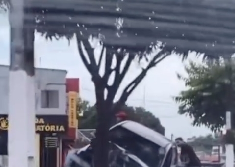 Vídeo: Carro bate contra árvore e fica destruído em avenida de Manaus