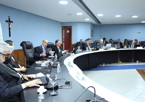 TCE multa ex-prefeito por nepotismo e contratação de servidores fantasmas no Amazonas