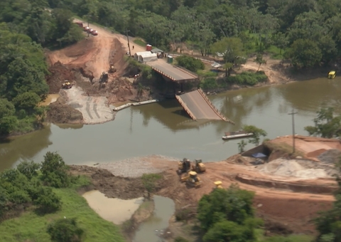 Ponte metálica é descartada e balsas serão colocadas em local de desabamento na BR-319
