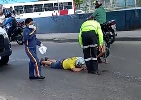 Vídeo: motociclista escorrega em óleo em rotatória de Manaus e se fere em acidente