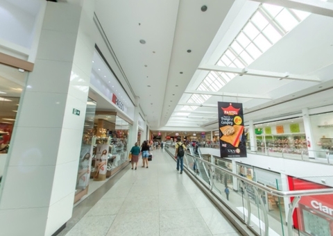 Saiba que horas shoppings e lojas do Centro abrem neste feriado em Manaus