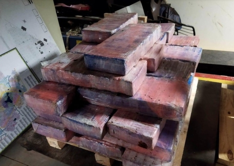 Traficantes abandonam embarcação com 441 kg de maconha durante fuga da PF