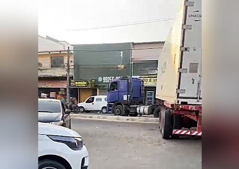 Vídeo: Carreta destrói canteiro central durante retorno proibido em Manaus