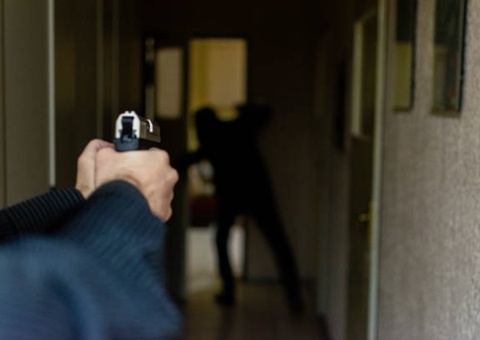 De mau humor, homem atira contra jovens que deram ‘bom dia’