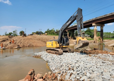 Dnit dá continuidade em serviço para garantir acesso de balsas na BR-319 no Amazonas