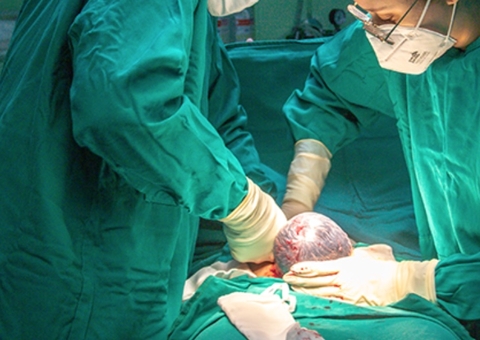 Mulher que teve intestino furado no parto em Manaus ganha pensão vitalícia