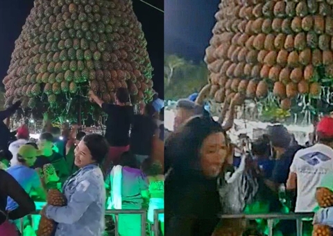 Vídeo: Escultura gigante de abacaxi desaba em público durante festa