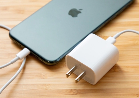 Justiça manda Apple pagar R$ 100 mi por vender celulares sem carregador