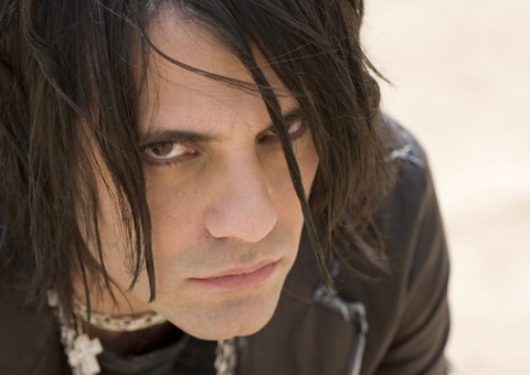 Cantor fica inconsciente após mágica de Criss Angel dar errado
