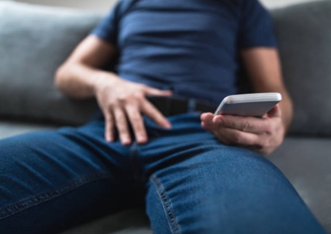 Marido leva socos da esposa após ser flagrado se masturbando com vídeo pornô