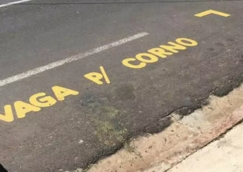 Homem cria 'vaga para corno' para quem estacionar na frente de sua garagem