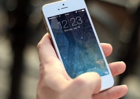 Secretaria do Consumidor reforça suspensão de venda de celular sem bateria