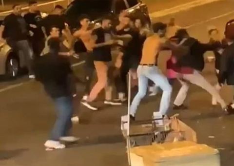 Homens cercam e agridem mulher a chutes em saída de festa