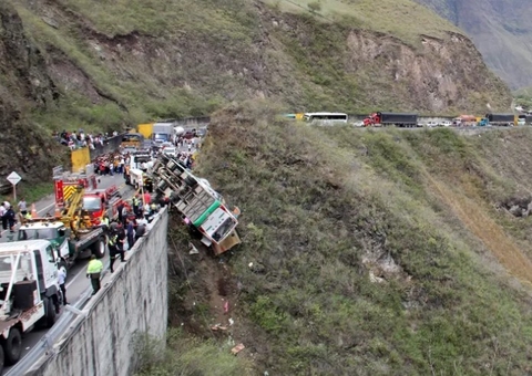 Ônibus fica à beira do abismo após acidente na Colômbia e deixa 20 mortos