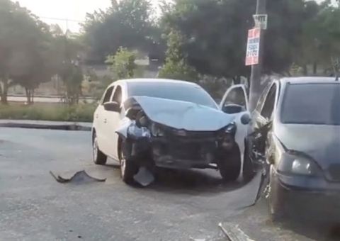 Carros ficam destruídos em acidente em cruzamento de Manaus 