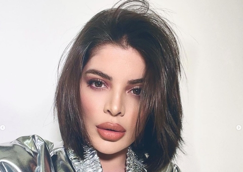 Gkay surge irreconhecível em fantasia aterrorizante de Halloween 