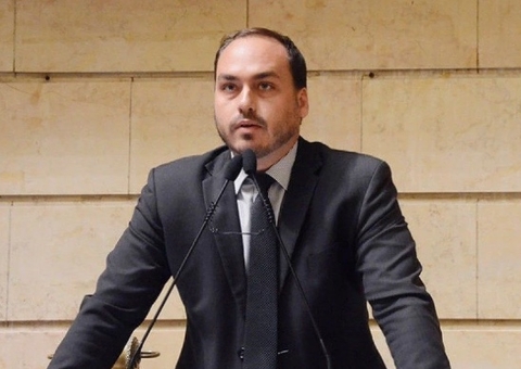 Carlos Bolsonaro passa mal e vai parar em hospital de Brasília