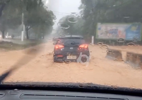Avenida é inundada por lama durante temporal em Manaus