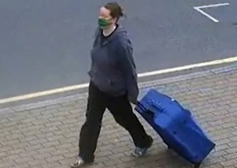 Mulher é vista caminhando pelas ruas com o corpo de amiga em mala