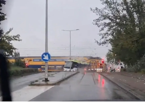 Ônibus é partido ao meio ao ser atingido por trem; vídeo 