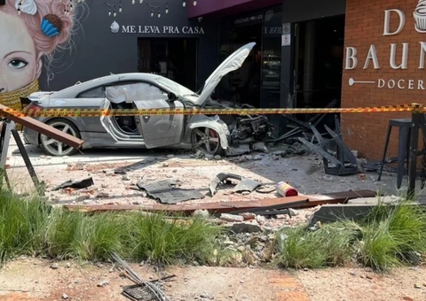Carro de luxo com quatro pessoas invade doceria 