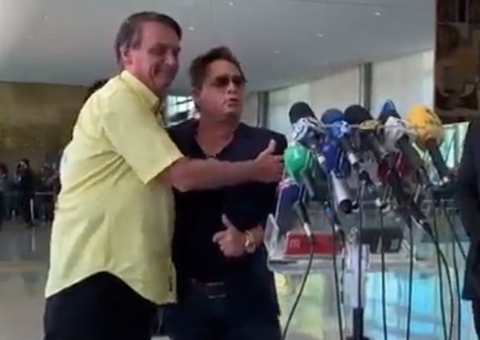 Leonardo divulga notícia falsa ao lado de Bolsonaro no Palácio da Alvorada