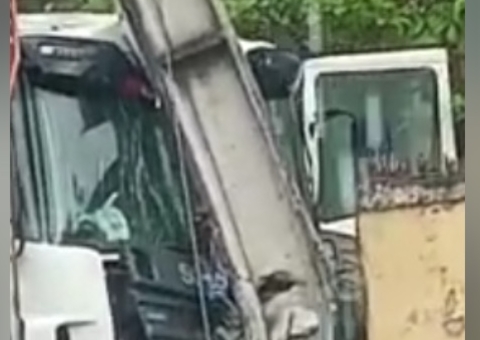 Caçamba fica destruída ao colidir contra poste em rua de Manaus; vídeo