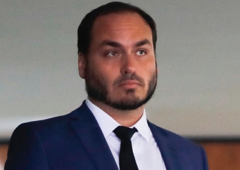 TSE dá prazo para Carlos Bolsonaro se manifestar sobre fake news