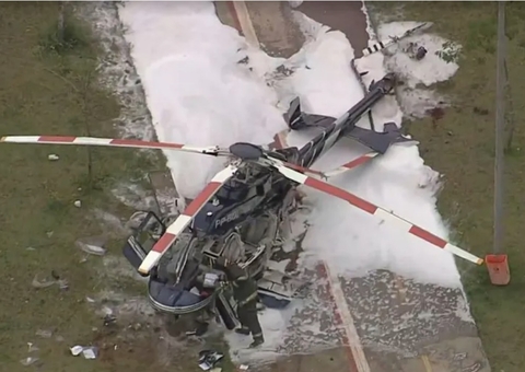 Helicóptero cai em área de parque em São Paulo