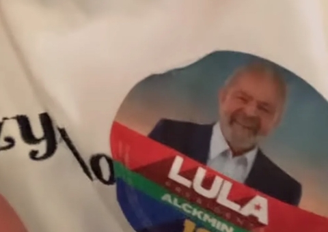 Grupo com adesivos do Lula é impedido de entrar em restaurante