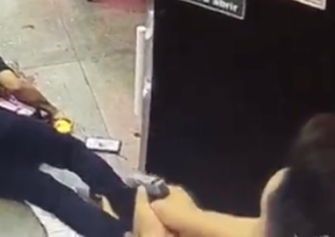 Vídeo mostra assaltante sendo baleado em loja no Centro de Manaus; olho pulou para fora