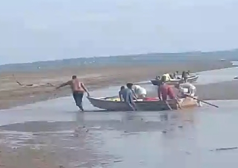 Seca do Rio Negro obriga ribeirinhos a empurrar canoas sobre areia em Manaus; vídeos