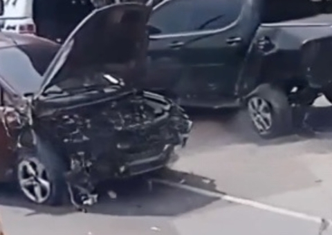 Carro perde controle e fica destruído ao bater em picape em rua de Manaus