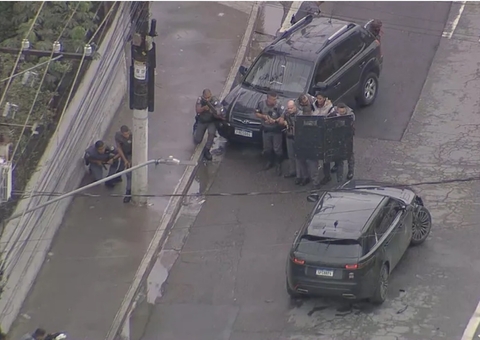 Criminoso mantém casal refém dentro de carro de luxo em São Paulo 