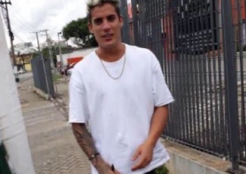 Tiago Ramos é flagrado descalço na rua após ser expulso de A Fazenda; Vídeo