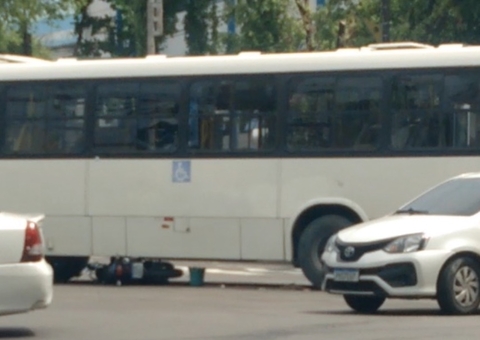 Motociclista vai parar debaixo de ônibus em acidente em Manaus; vídeo
