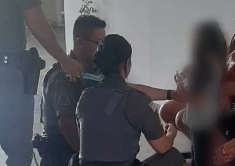 Mãe é presa por abandonar filha de 5 anos em casa para ir ao bar: 'precisava beber'