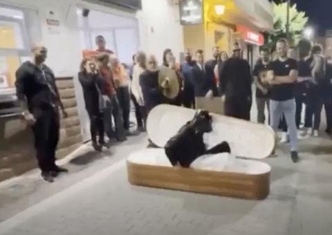 Vestido de Darth Vader, homem sai de caixão para pedir namorada em casamento