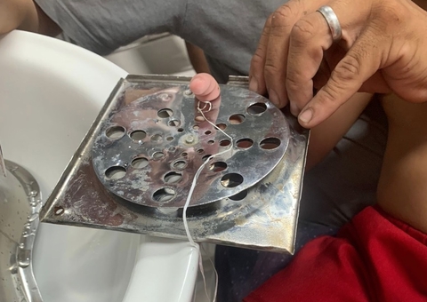 Menino de 3 anos fica com dedo preso em ralo de banheiro