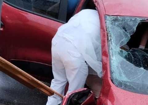 Acidente: Carro capota na AM-070 e deixa motorista ferido em Iranduba