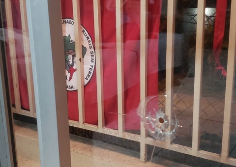 Com criança no sofá, apartamento com bandeira do MST é alvo de tiros